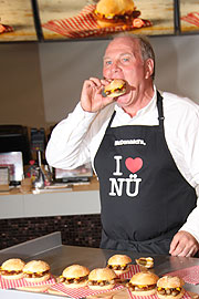 Nürnburger bei McDonald's - Uli Hoeneß stellte am 5.7. die neueste Burger Kreation in München vor. Infos & Video (Foto. MartiN Schmitz)